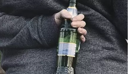 W momencie zatrzymania trzymał w ręku butelkę z piwem