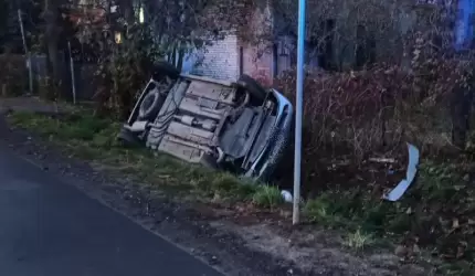 Dachowanie auta w gminie Kostomłoty. Kierowca i pasażer byli nietrzeźwi
