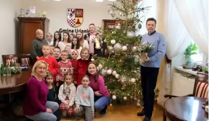 Wspólne ubieranie choinki w gabinecie wójta Gminy Udanin