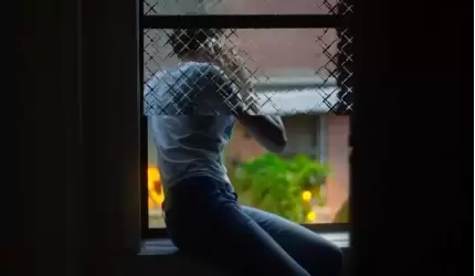 Próba samobójcza. Mężczyzna chciał wyskoczyć z okna