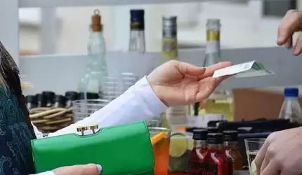 Obsługiwała klientów pod wpływem alkoholu?