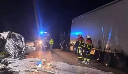 Pożar auta, wypadki i skutki silnych wiatrów [raport strażaków]