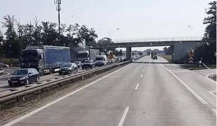 Na autostradzie wywróciła się ciężarówka
