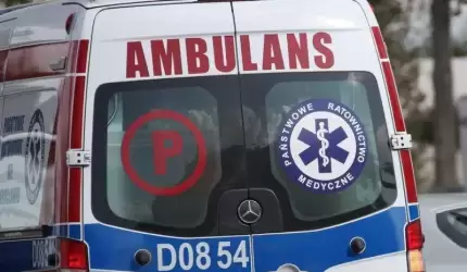 Auto w rowie. Poszkodowana kobieta i dziecko