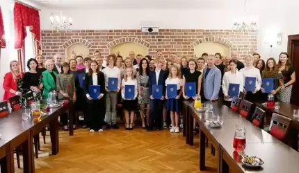 Ambitni i pracowici nagrodzeni! Najlepsi uczniowie gminnych szkół otrzymali stypendia