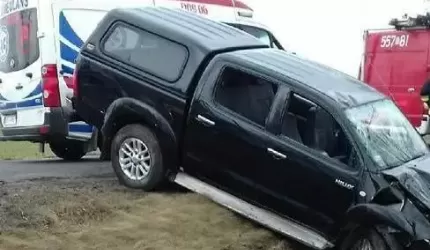 Pojazd uderzył w drzewo i wpadł do rowu