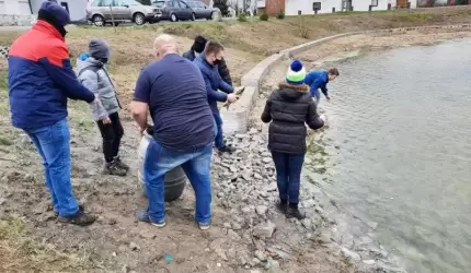 Mieszkańcy zarybili staw w Proszkowie