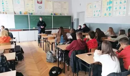 Odpowiedzialność nieletnich, handel ludźmi, alkohol i narkotyki tematem spotkania policjantów z uczniami