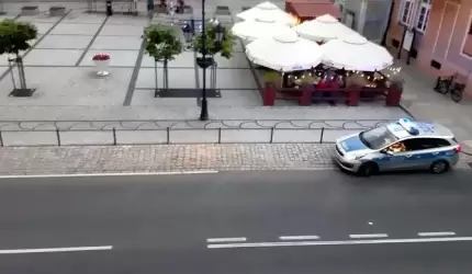 Pisk i huk! Brawurowa jazda w centrum miasta