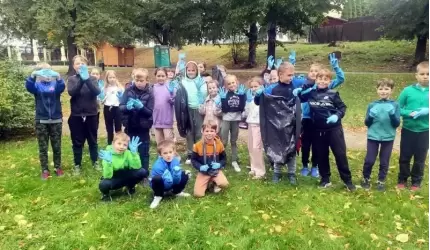 Uczniowie średzkiej "trójki" sprzątają świat