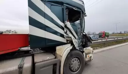 Zderzenie samochodów ciężarowych na autostradzie