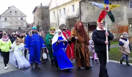 Radosny i kolorowy Orszak Trzech Króli w Mieczkowie