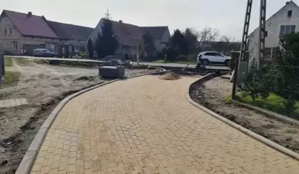 W Chomiąży powstaje nowy chodnik i ciąg pieszo-jezdny za kościołem