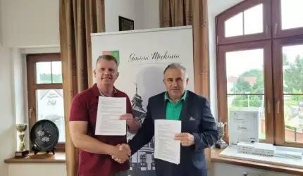 Burmistrz Miękini podpisał umowę na budowę drogi w Białkowie