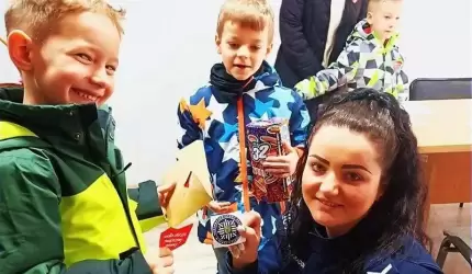 Mali wolontariusze z wizytą u średzkich policjantów