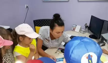 Przedszkolaki z wizytą w biurze podróży