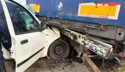 Zderzenie osobówki z ciężarówką między Lenartowicami i Księginicami