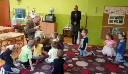 Nadleśniczy czytał przedszkolakom