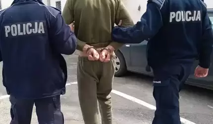 Ruszył w kierunku policjanta z nożami w rękach. Funkcjonariusz oddał strzał ostrzegawczy