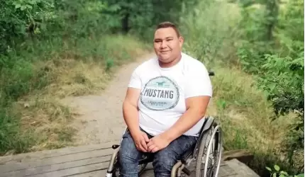 Marzeniem Marcina jest nowy wózek inwalidzki