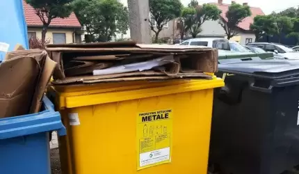 Odpady firm podrzucane nielegalnie do pojemników Chemeko dla mieszkańców