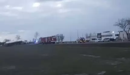 Ciężarówka z cysterną wpadła do rowu