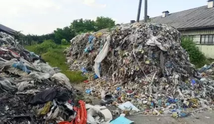 Nielegalne odpady na prywatnej posesji. Kierowca ciężarówki zatrzymany na gorącym uczynku!