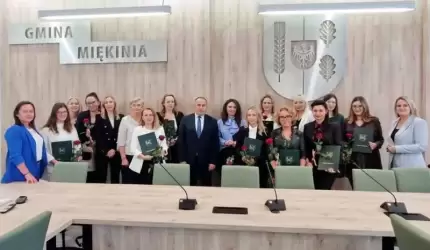 Burmistrz Miękini uroczyście wręczył nauczycielom mianowanym listy gratulacyjne