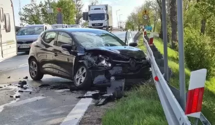 Przy zjeździe w Kostomłotach zderzyły się dwa auta