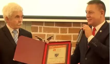 Przekazanie nagrody Orła Polskiego Samorządu na ręce Przewodniczącego Rady Miejskiej w Środzie Śl. (wideo)