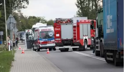 Dachowanie pojazdu, zderzenie z motocyklem i ulatniający się gaz