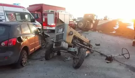 Ciągnik pękł na pół. Groźny wypadek w Osieku!