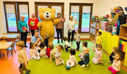 Seniorki u Brylancików – dzień z książką i życzliwością w Żłobku Średzkie Skarby