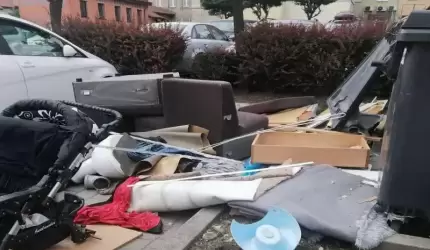 Mieszkańcy wyrzucają gabaryty gdzie popadnie i kiedy chcą - kamera mobilna pomoże ustalić sprawców