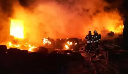 Drugi dzień akcji gaśniczej w Ciechowie. Funkcjonariusze czuwają nad bezpieczeństwem