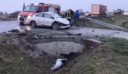 Koło Osieka auto osobowe uderzyło w ciężarówkę