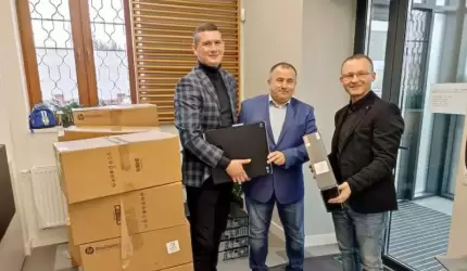 Kolejna akcja Poleasingowe.pl. Firma przekazała Gminie Miękinia komputery z ukraińską klawiaturą
