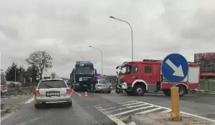 Zderzenie dwóch osobówek z ciężarówką