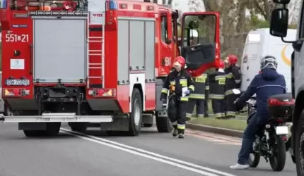 Dachowanie samochodu, zablokowana droga, na pomoc poszkodowanemu [raport strażaków]