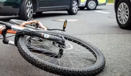 Zderzenie samochodu z rowerem, pożary oraz gniazda os na placach zabaw [raport strażaków]