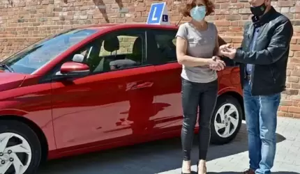 Powiat przekazał szkole nowy samochód