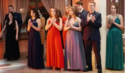 Studniówka 2022. Maturzyści z PZS nr 1 odtańczyli poloneza i podziękowali nauczycielom