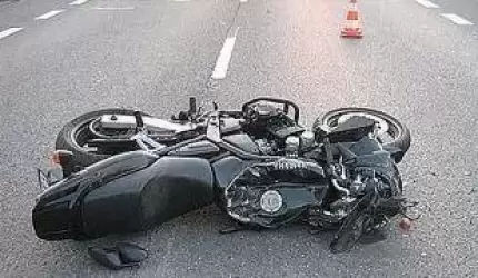 Motocyklista uderzył w samochód osobowy