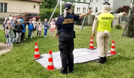 Bezpieczny przedszkolak - cykl spotkań ze strażnikami miejskimi