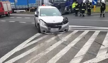 Zderzenie trzech aut na skrzyżowaniu w Wilczkowie