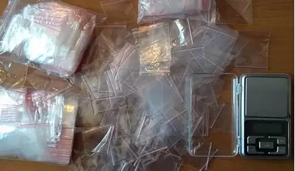 Uprawiał konopie w szafie. Wpadł, gdy wynosił rośliny z mieszkania