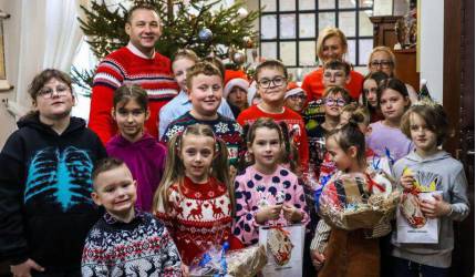 Uczniowie i Wójt wspólnie udekorowali świąteczne drzewko