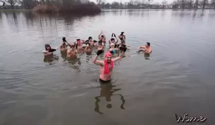 Poranna kąpiel w średzkich "Kajakach"