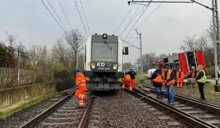 Policjanci proszą o kontakt osoby podróżujące 14 kwietnia szynobusem, który wykoleił się w okolicy dworca Smolec