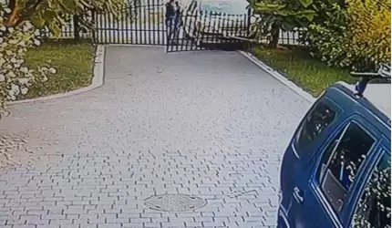 Wjechała w bramę i odjechała. Właściciel posesji poszukuje świadków zdarzenia!